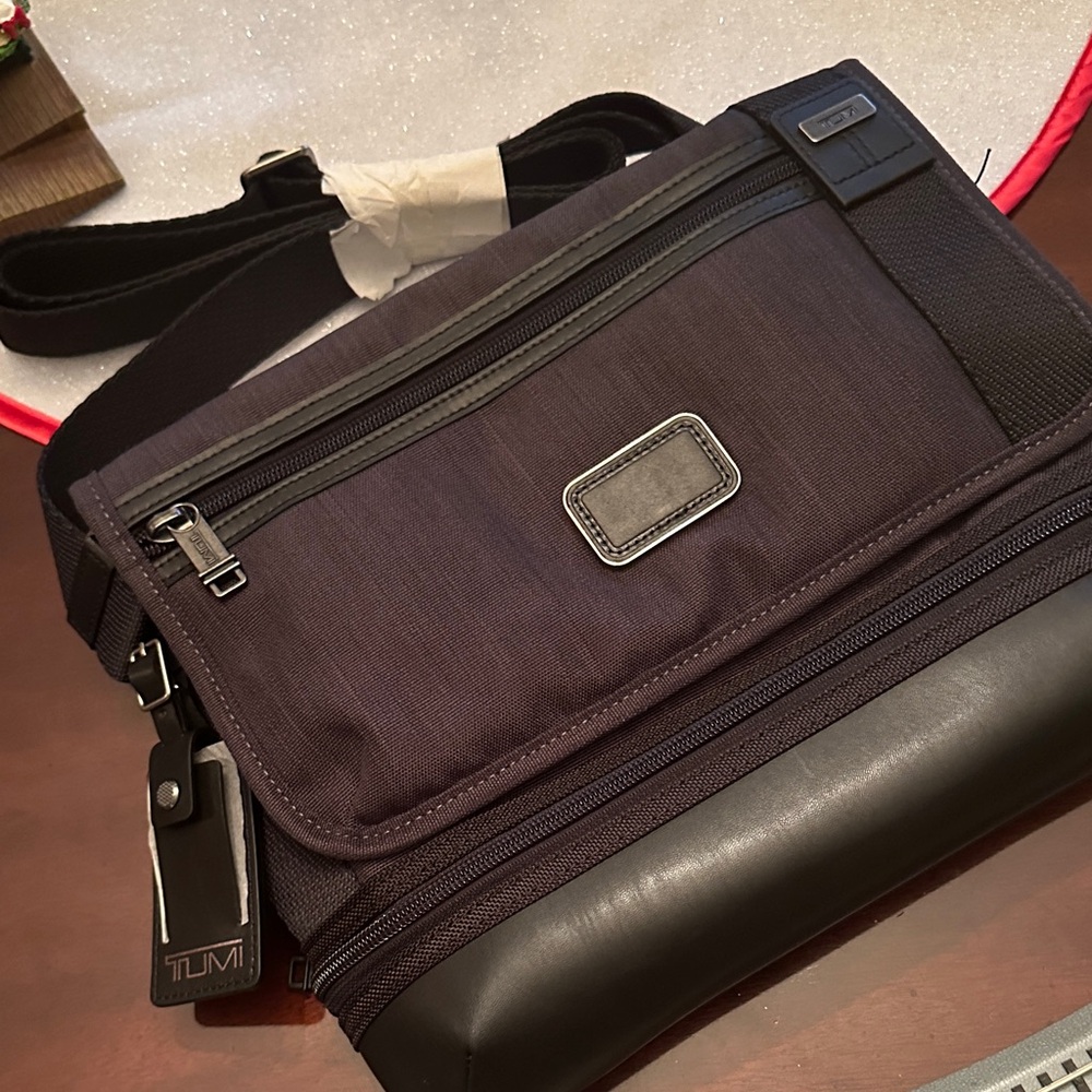 TUMI Black leather Gray expandable Alpha Messenger Bag new without tags 💼 🆕 ✈️ 💻
